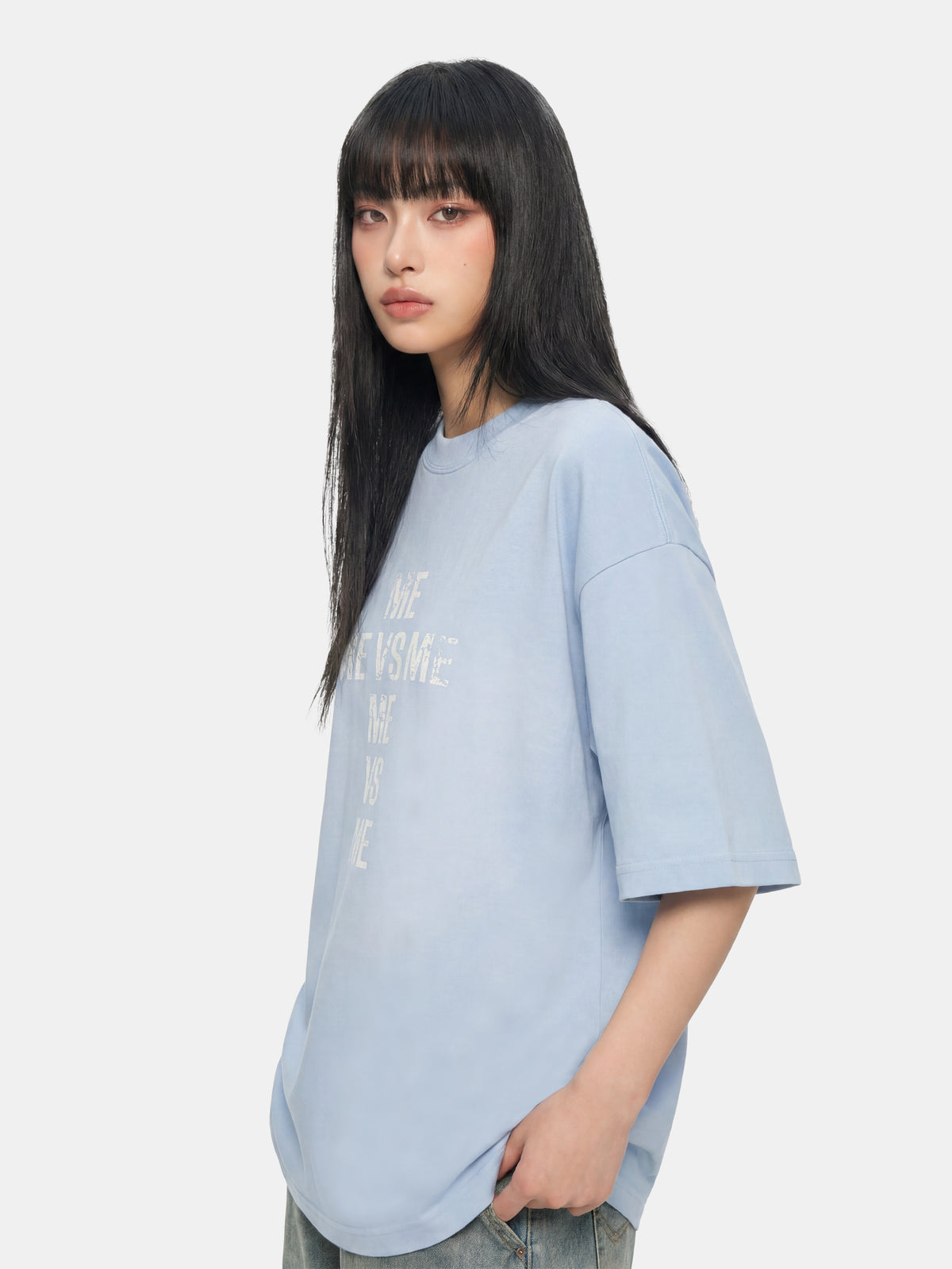 Camiseta azul brumoso lavado con cruz