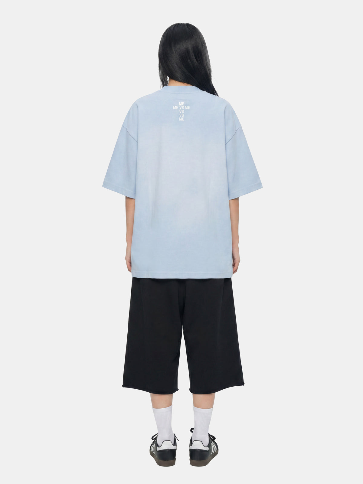 Camiseta azul brumoso lavado con cruz