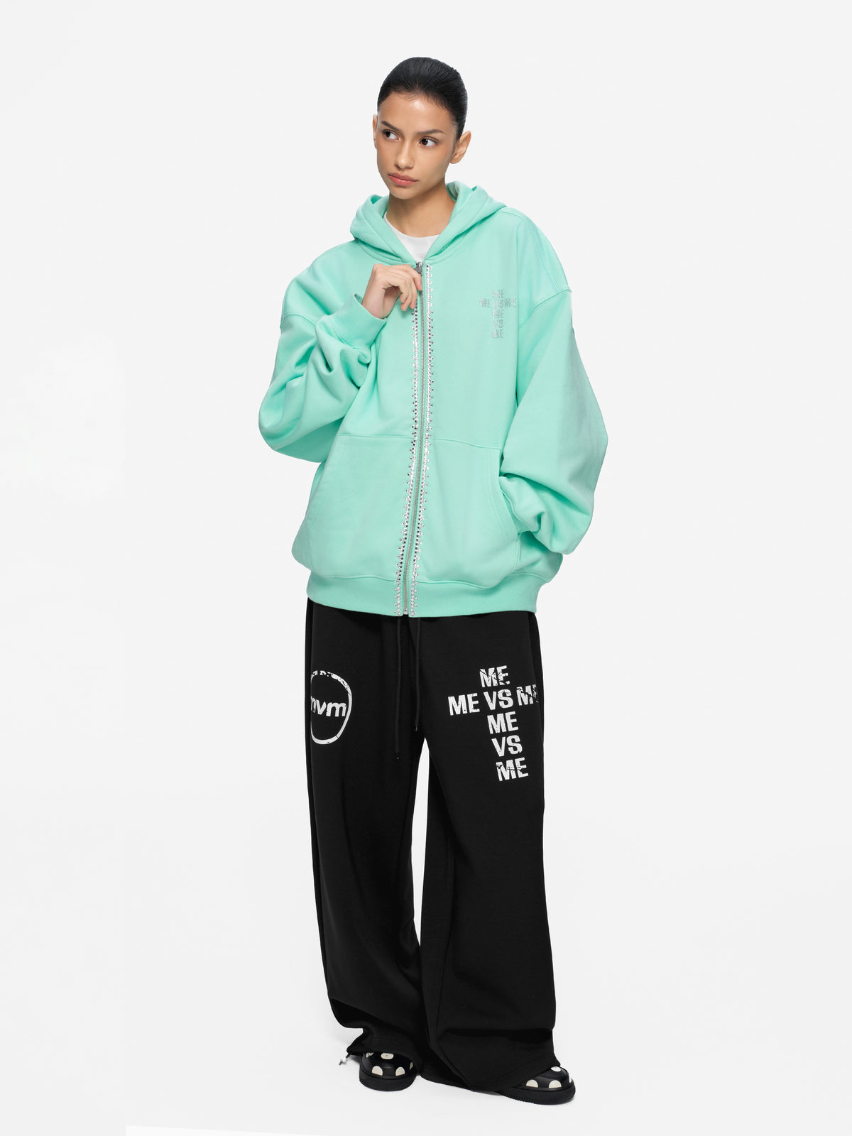 Kapuzenpullover mit Reißverschluss und Strassverzierung