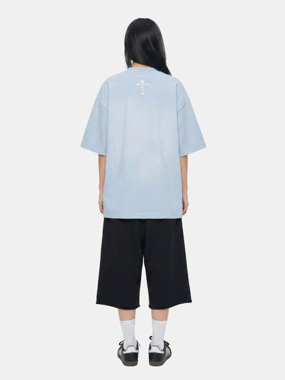 Camiseta azul brumoso lavado con cruz